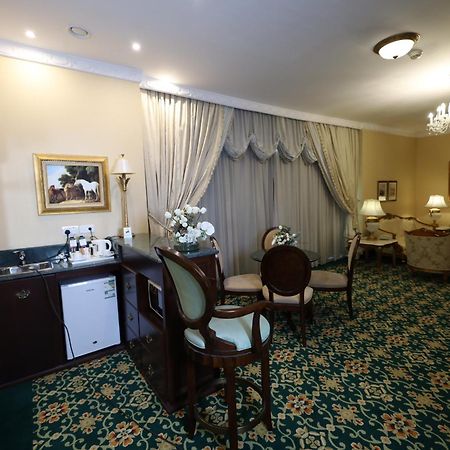 โรงแรมฮาบิแทต ออล สวีท อัล คอบาร์ อัลโคห์บาร์ ภายนอก รูปภาพ A suite at the hotel