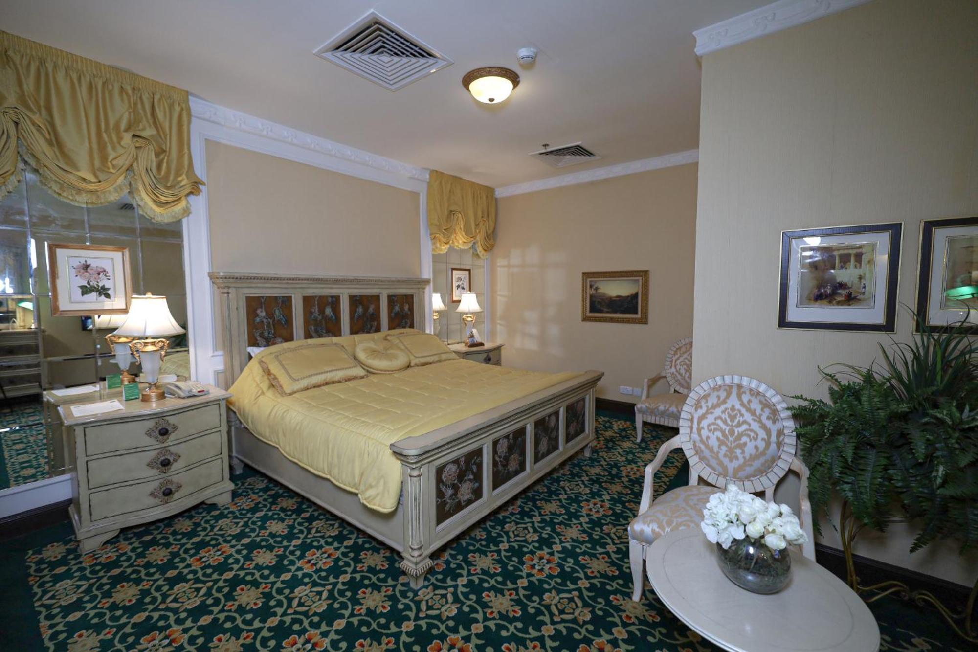 โรงแรมฮาบิแทต ออล สวีท อัล คอบาร์ อัลโคห์บาร์ ภายนอก รูปภาพ A bedroom at the hotel