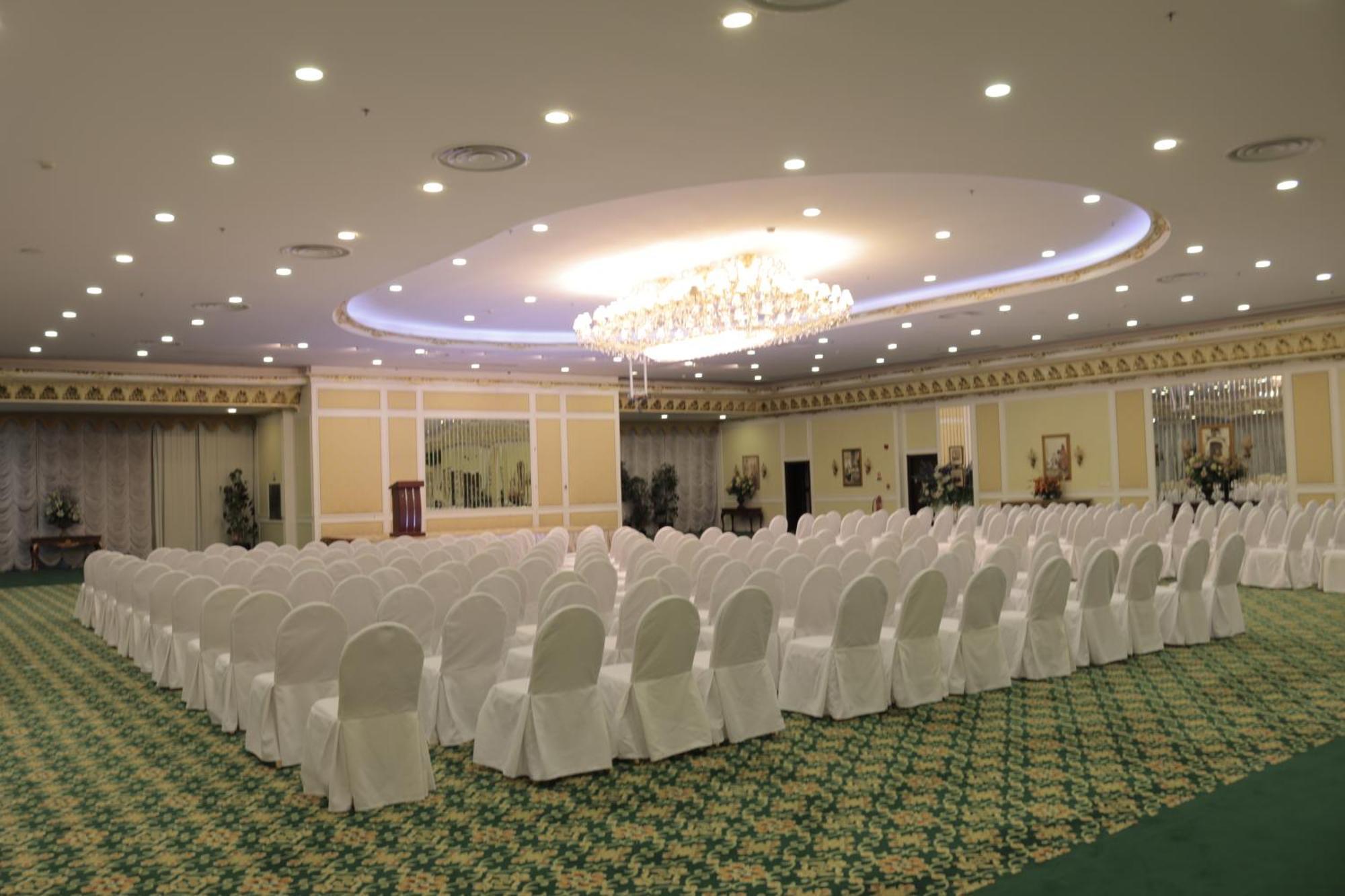 โรงแรมฮาบิแทต ออล สวีท อัล คอบาร์ อัลโคห์บาร์ ภายนอก รูปภาพ The ballroom of the hotel
