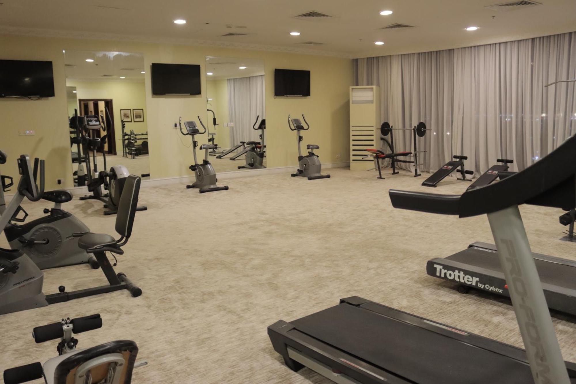 โรงแรมฮาบิแทต ออล สวีท อัล คอบาร์ อัลโคห์บาร์ ภายนอก รูปภาพ The gym at the hotel