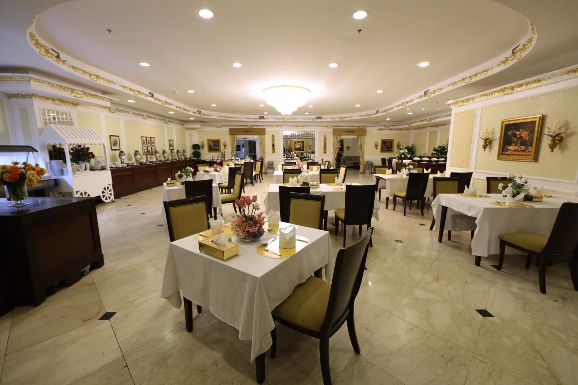 โรงแรมฮาบิแทต ออล สวีท อัล คอบาร์ อัลโคห์บาร์ ภายนอก รูปภาพ The restaurant at the hotel