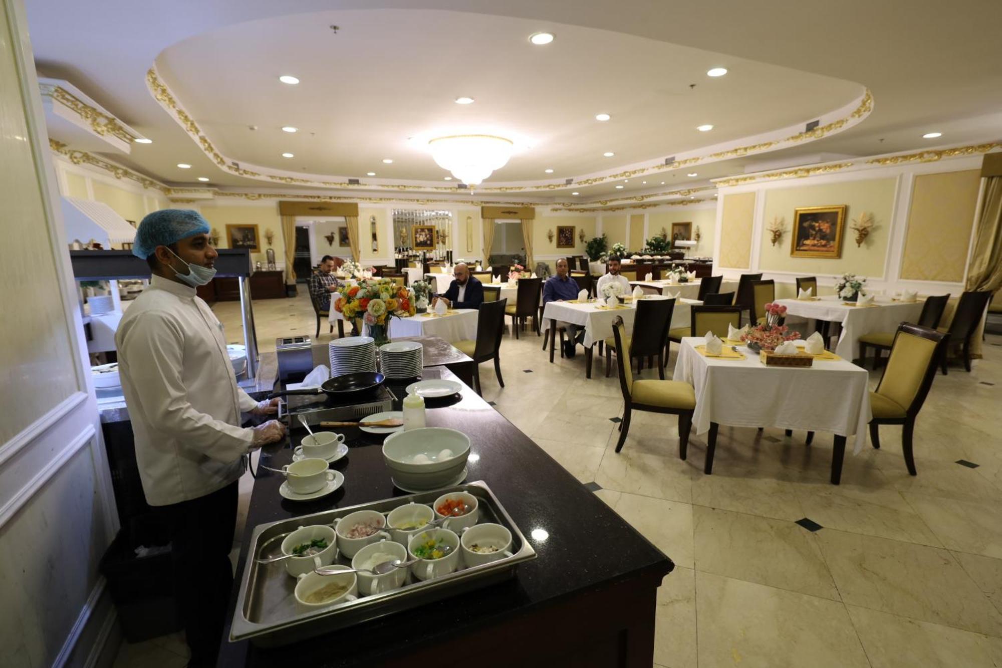 โรงแรมฮาบิแทต ออล สวีท อัล คอบาร์ อัลโคห์บาร์ ภายนอก รูปภาพ A restaurant in a hotel