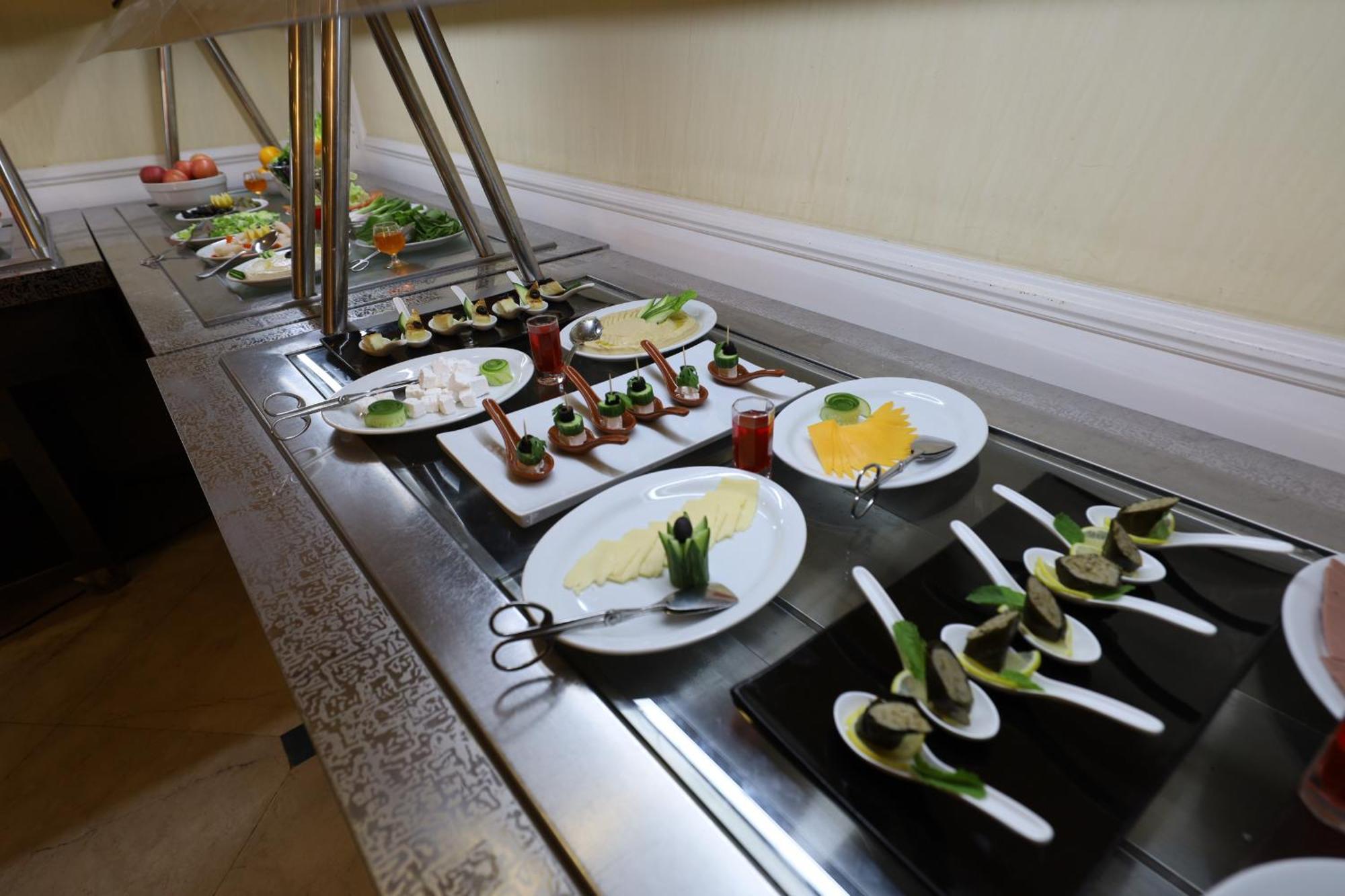 โรงแรมฮาบิแทต ออล สวีท อัล คอบาร์ อัลโคห์บาร์ ภายนอก รูปภาพ A buffet at a hotel