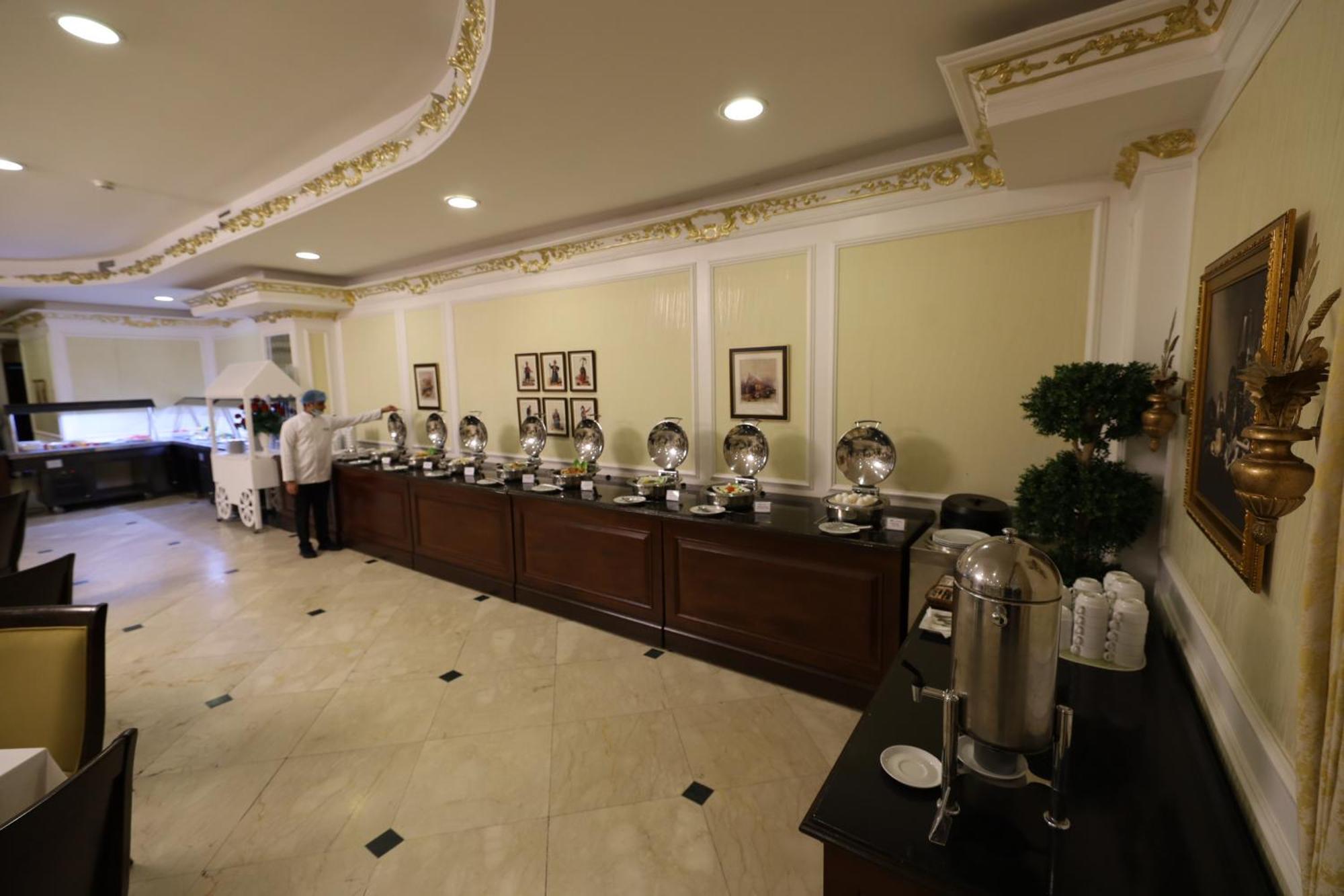 โรงแรมฮาบิแทต ออล สวีท อัล คอบาร์ อัลโคห์บาร์ ภายนอก รูปภาพ A buffet at a hotel