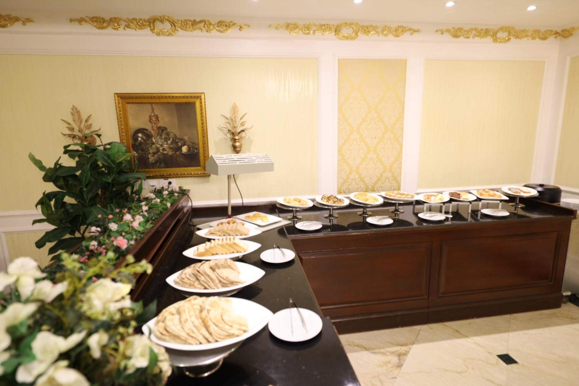 โรงแรมฮาบิแทต ออล สวีท อัล คอบาร์ อัลโคห์บาร์ ภายนอก รูปภาพ A buffet at a hotel