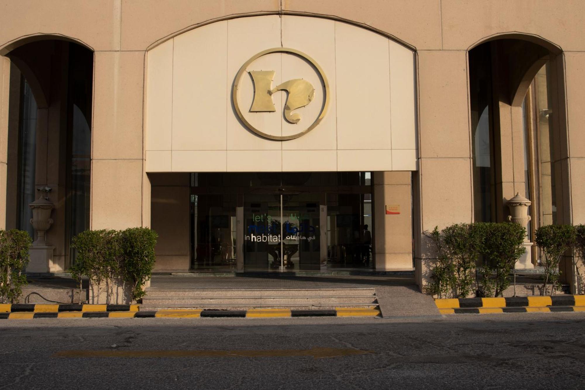 โรงแรมฮาบิแทต ออล สวีท อัล คอบาร์ อัลโคห์บาร์ ภายนอก รูปภาพ The entrance of the hotel
