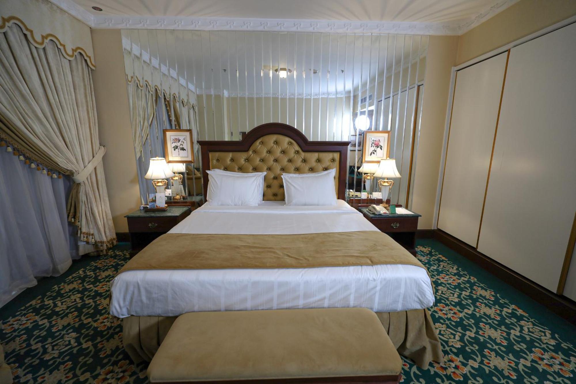 โรงแรมฮาบิแทต ออล สวีท อัล คอบาร์ อัลโคห์บาร์ ภายนอก รูปภาพ A bedroom at the Grand Hotel