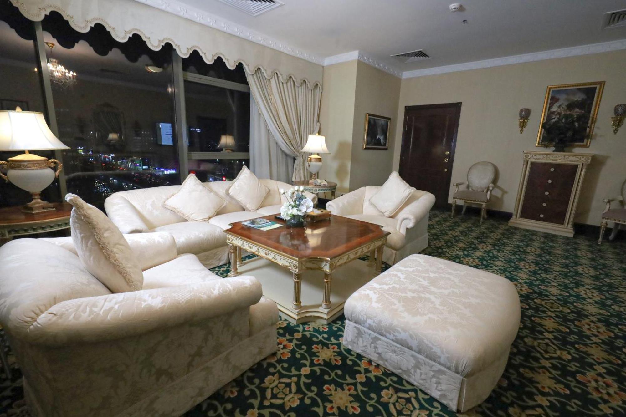 โรงแรมฮาบิแทต ออล สวีท อัล คอบาร์ อัลโคห์บาร์ ภายนอก รูปภาพ A living room in a suite at the Burj Al Arab