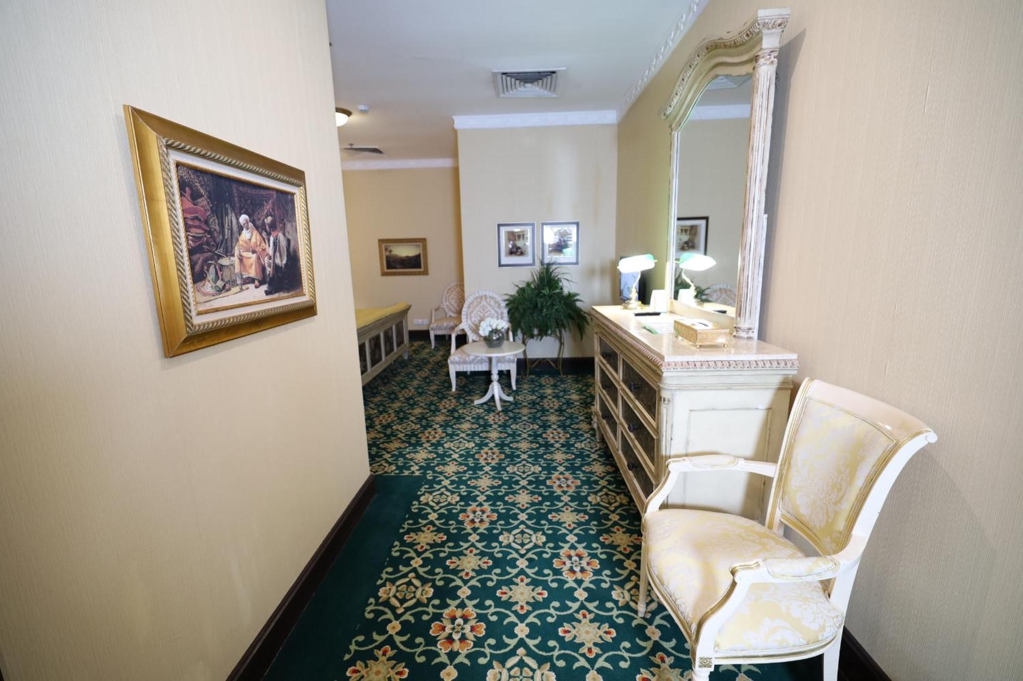 โรงแรมฮาบิแทต ออล สวีท อัล คอบาร์ อัลโคห์บาร์ ภายนอก รูปภาพ A hallway at the hotel
