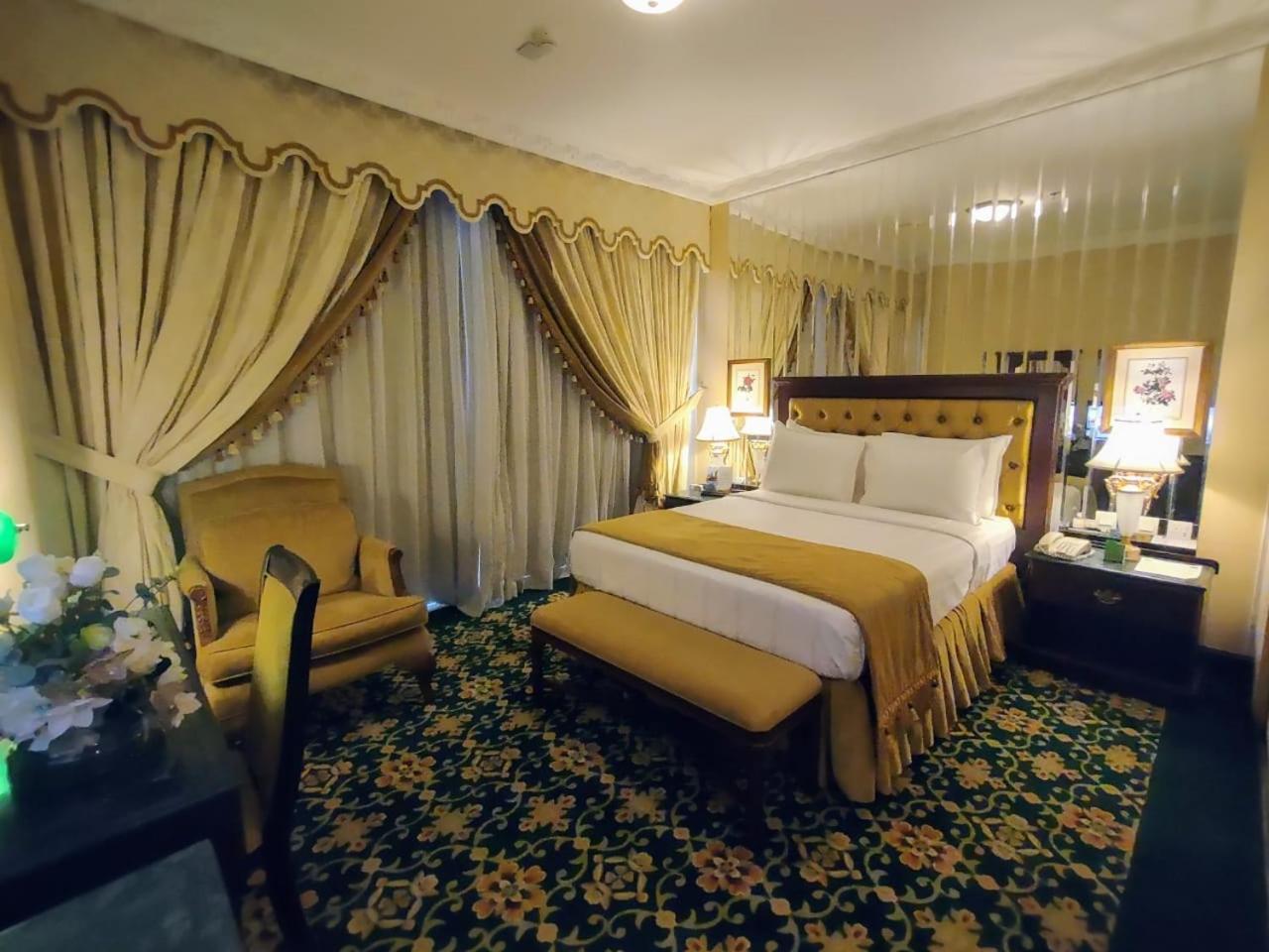 โรงแรมฮาบิแทต ออล สวีท อัล คอบาร์ อัลโคห์บาร์ ภายนอก รูปภาพ A bedroom at the hotel